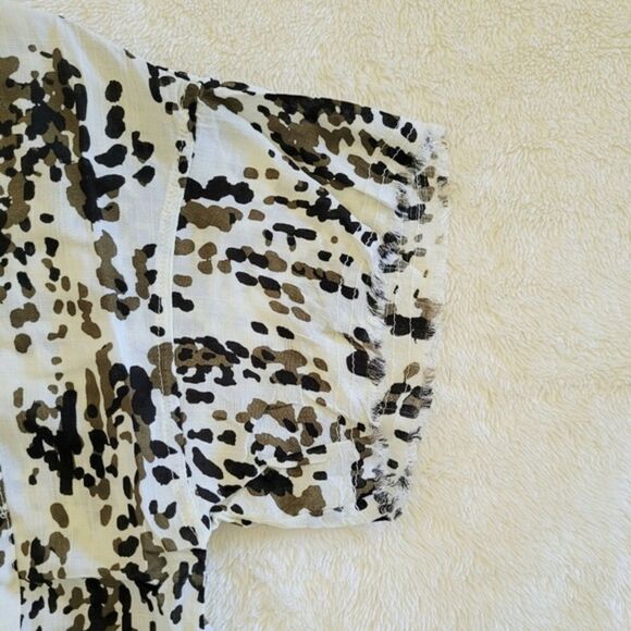 ✨Frayed collar dot button down top✨ - Picture 9 of 9